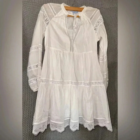 ANTONIO MELANI Dresses & Skirts - Antonio Melani INA V Neck white dress Size 2